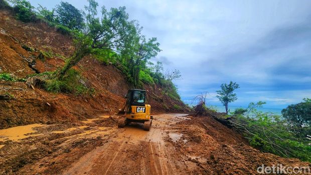 Akses jalan yang terkena dampak bencana Sukabumi