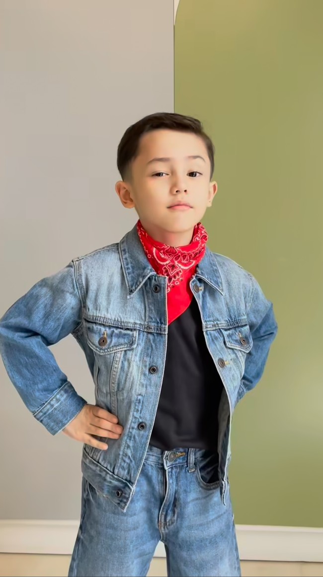 Banyak yang menyebut Sakalingga bak kembar dengan Andhika Pratama. Tak sedikit juga netizen yang terpesona dengan ketampanan Saka tersebut. Foto: Instagram/@andhiiikapratama