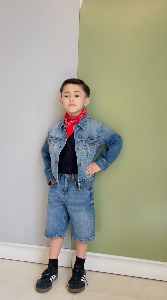 Tampaknya Saka memang mewarisi bakat kedua orangtuanya yang jago berpose di depan kamera. Mengenakan setelan jeans, Saka tampil bak model cilik. Foto: Instagram/@andhiiikapratama