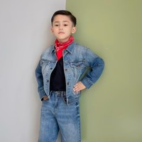 Tampaknya Saka memang mewarisi bakat kedua orangtuanya yang jago berpose di depan kamera. Mengenakan setelan jeans, Saka tampil bak model cilik. Foto: Instagram/@andhiiikapratama