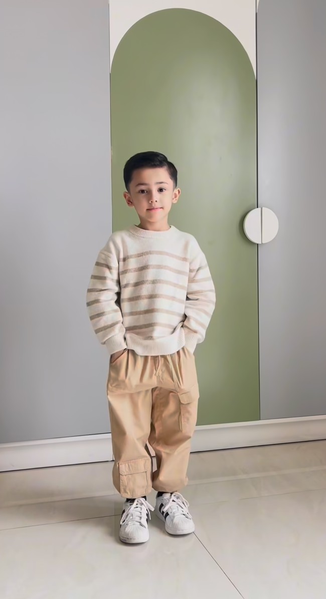 Sakalingga lahir pada 1 September 2020. Putra bungsu Ussy dan Andhika itu kini baru berusia 4 tahun. Meski demikian penampilannya sudah terlihat stylish. Foto: Instagram/@andhiiikapratama