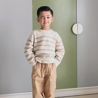 Dalam video yang dibagikan Saka tampak beberapa kali berganti busana. Untuk look kedua dirinya mengenakan sweater garis-garis berwarna coklat dipadukan dengan celana panjang senada. Foto: Instagram/@andhiiikapratama