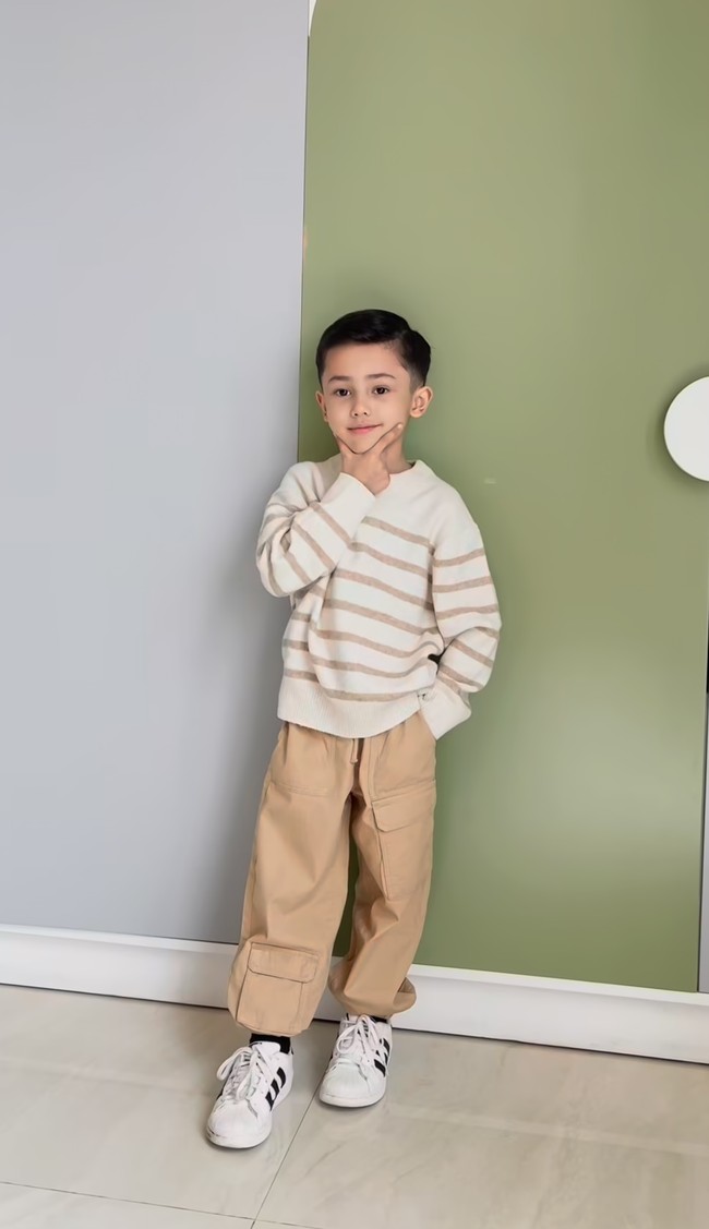 Pose mengedipkan sebelah mata, pesona Saka memang mampu mencuri atensi. Meski masih kecil namun sudah banyak netizen yang mengidolakannya. Foto: Instagram/@andhiiikapratama