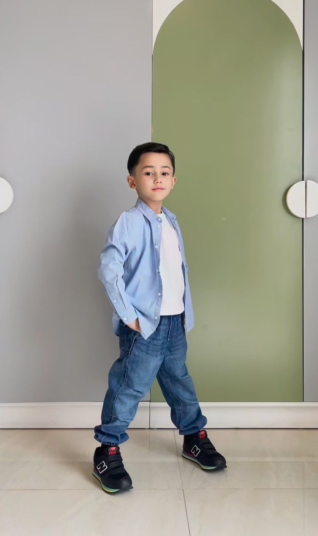 Penampilan Saka yang terlihat begitu berbakat menjadi model banjir pujian netizen. “Mas Andhika versi cilik Guanteng amat anaknya Mama Ussy,” komentar salah seorang netizen. “Dududuuuuu ganteng nyaaa,” tambah netizen lain. Foto: Instagram/@andhiiikapratama