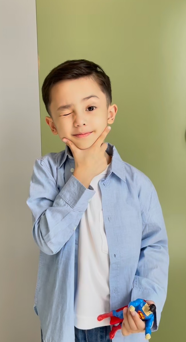 Tampil dengan kaos putih dipadukan outer kemeja berwarna biru muda, Saka terlihat bak anak ABG. Ia juga tampak begitu percaya diri memamerkan berbagai macam gayanya di depan kamera. Foto: Instagram/@andhiiikapratama