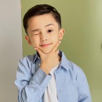 Tampil dengan kaos putih dipadukan outer kemeja berwarna biru muda, Saka terlihat bak anak ABG. Ia juga tampak begitu percaya diri memamerkan berbagai macam gayanya di depan kamera. Foto: Instagram/@andhiiikapratama