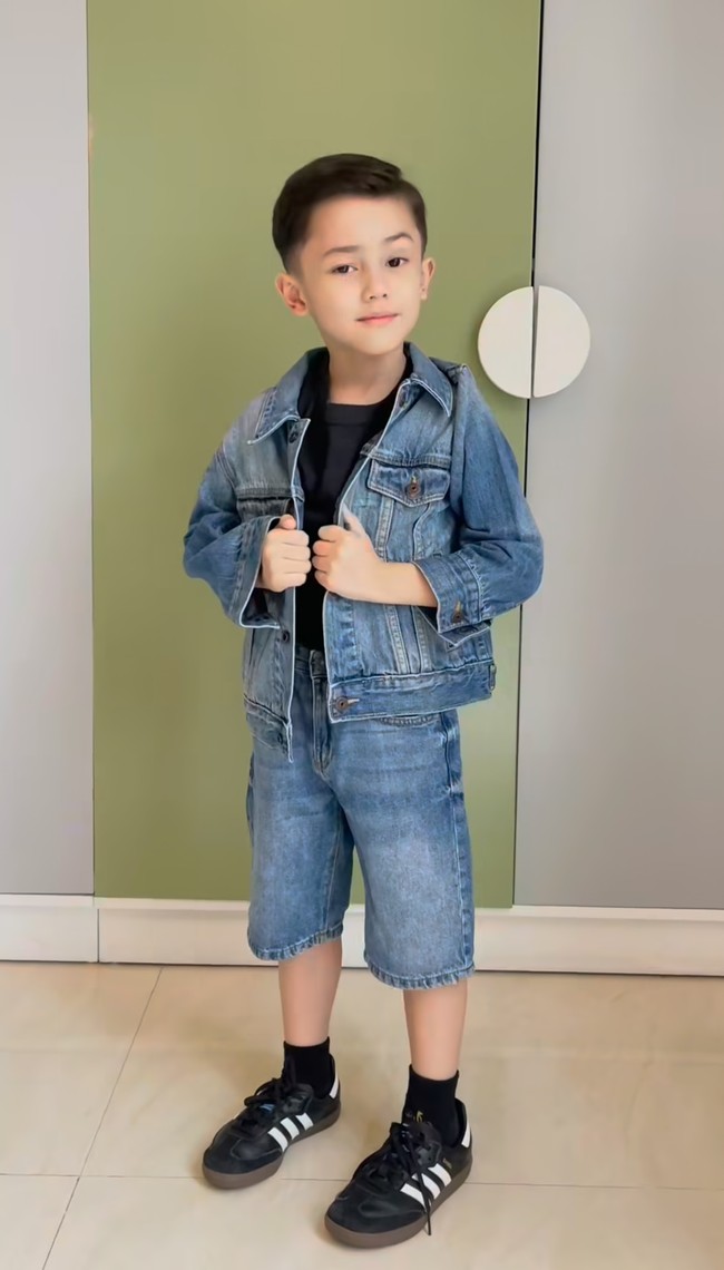 Melalui akun Instagram pribadinya Andhika Pratama membagikan video putranya tampil bak foto model. Sudah semakin besar, putra Andhika dan Ussy, Sakalingga Ibra Pratama, terlihat semakin tampan. Foto: Instagram/@andhiiikapratama