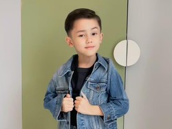 8 Foto Sakalingga Anak Ussy-Andhika Pratama, Ganteng Bergaya Bak Foto Model