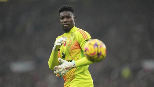 Manchester Uniteds goalkeeper Andre Onana watches the ball during the English Premier League soccer match between Manchester United and Leicester City, at the Old Trafford stadium in Manchester, England, Sunday, Nov.10, 2024. (AP Photo/Jon Super)