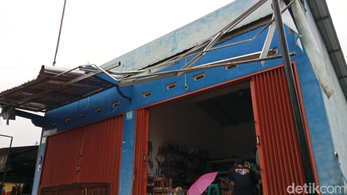 Bangunan di Desa Keputran, Kecamatan Kemalang rusak diterjang lisus.