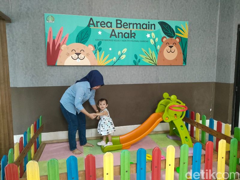 Area bermain anak di Kantor Imigrasi Polman.