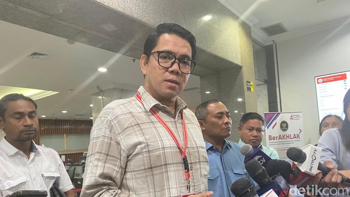 Arteria Dahlan sebagai perwakilan dari paslon Cabup Halmahera Tengah Edi Langkara mendaftarkan gugatan Pilkada Halmahera Tengah ke MK. (Dwi/detikcom).