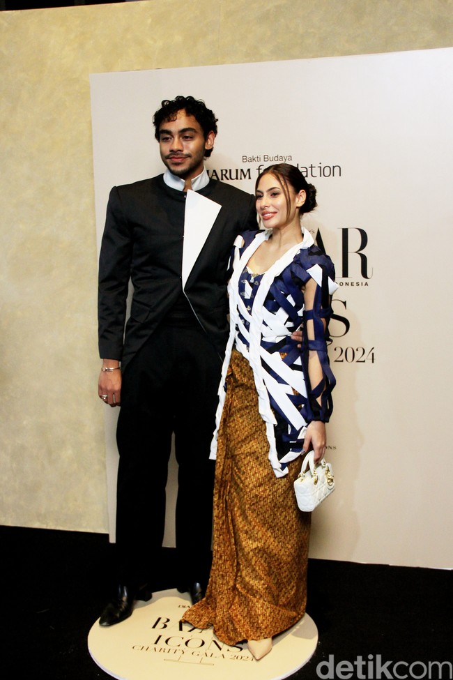 Inilah penampilan Valerie Thomas dengan atasan kebaya cut-out karya RM Radinindra Nayaka. Ia datang bersama Rafi Haikal, putra Menteri Bidang Koordinator Bidang Pangan RI Zulkifli Hasan. (Foto: Mohammad Abduh/detikcom)