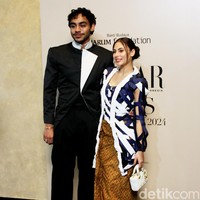 Inilah penampilan Valerie Thomas dengan atasan kebaya cut-out karya RM Radinindra Nayaka. Ia datang bersama Rafi Haikal, putra Menteri Bidang Koordinator Bidang Pangan RI Zulkifli Hasan. (Foto: Mohammad Abduh/detikcom)