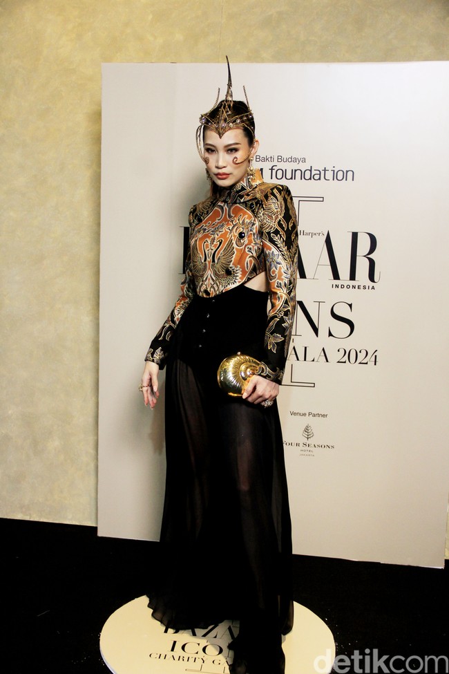 Patricia Gouw memesona dengan atasan kebaya janggan crop dari Adeline Ester. (Foto: Mohammad Abduh/detikcom)