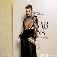 Patricia Gouw memesona dengan atasan kebaya janggan crop dari Adeline Ester. (Foto: Mohammad Abduh/detikcom)