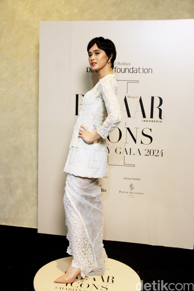 Kebaya putih kontemporer dari Toton juga menjadi andalan model dan aktris Renata Kusmanto. (Foto: Mohammad Abduh/detikcom)