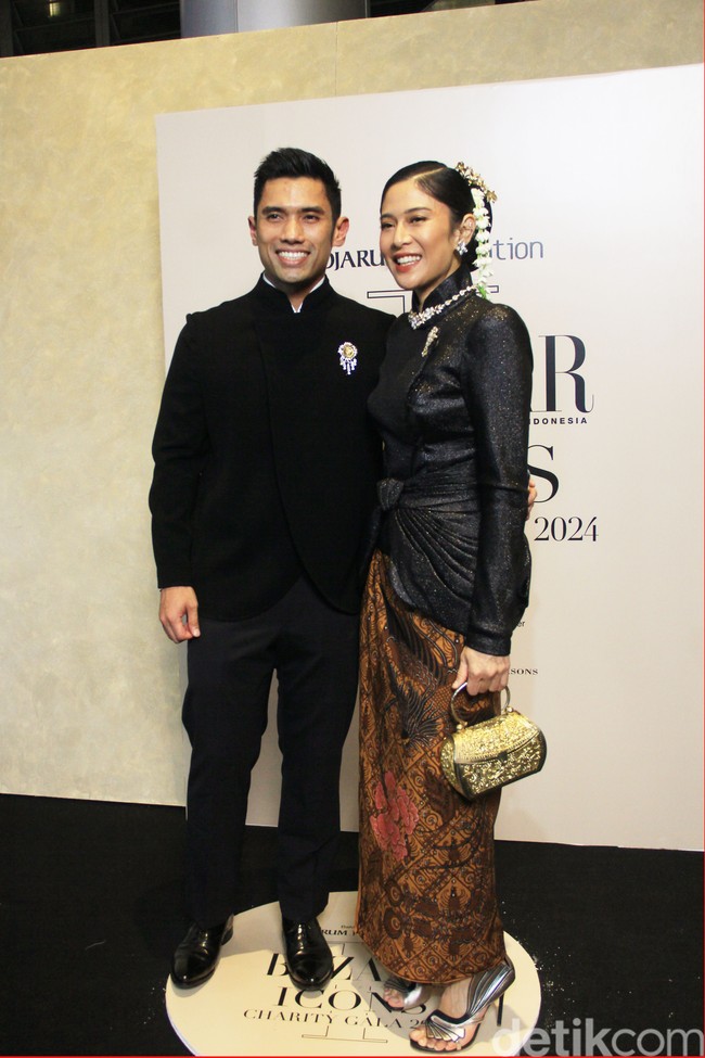 Tak hanya kebaya-kebaya avant-garde, muncul pula kreasi dengan pendekatan yang lebih klasik. Salah satunya rancangan Didi Budiardjo andalan Dian Sastrowardoyo yang malam itu dianugerahi penghargaan Icon. Penampilannya kembali mengingatkan gaya ikonis Jeng Yah, karakter yang diperankan Dian di serial Gadis Kretek, dengan kebaya janggannya. (Foto: Mohammad Abduh/detikcom)