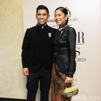 Tak hanya kebaya-kebaya avant-garde, muncul pula kreasi dengan pendekatan yang lebih klasik. Salah satunya rancangan Didi Budiardjo andalan Dian Sastrowardoyo yang malam itu dianugerahi penghargaan Icon. Penampilannya kembali mengingatkan gaya ikonis Jeng Yah, karakter yang diperankan Dian di serial Gadis Kretek, dengan kebaya janggannya. (Foto: Mohammad Abduh/detikcom)