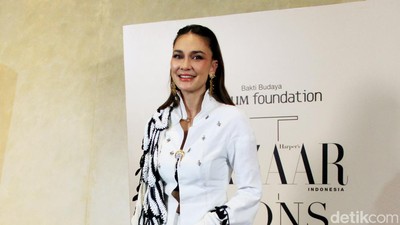 Foto: Adu Gaya Artis Berkebaya di Karpet Merah, Luna Maya Pamer Kaki Jenjang