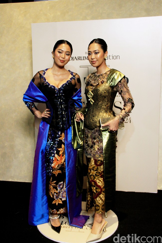 Penampilan si kembar Maria dan Elizabeth Rahajeng juga tak kalah maksimal dengan kebaya klasik. (Foto: Mohammad Abduh/detikcom)