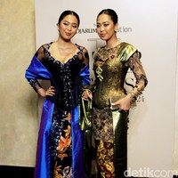 Penampilan si kembar Maria dan Elizabeth Rahajeng juga tak kalah maksimal dengan kebaya klasik. (Foto: Mohammad Abduh/detikcom)