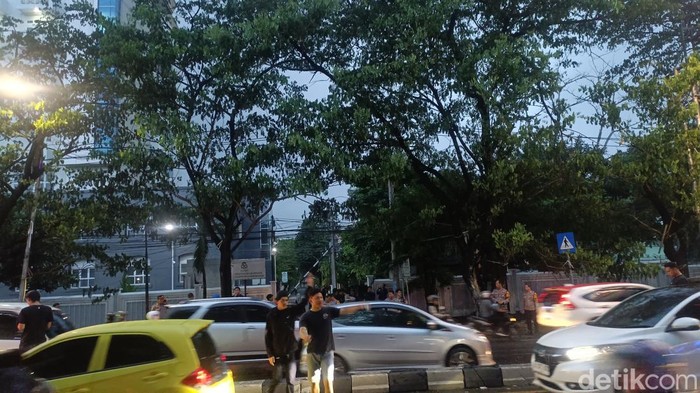 Arus lalu lintas di Jalan Sultan Alauddin Makassar berangsur normal usai massa demo membubarkan diri.
