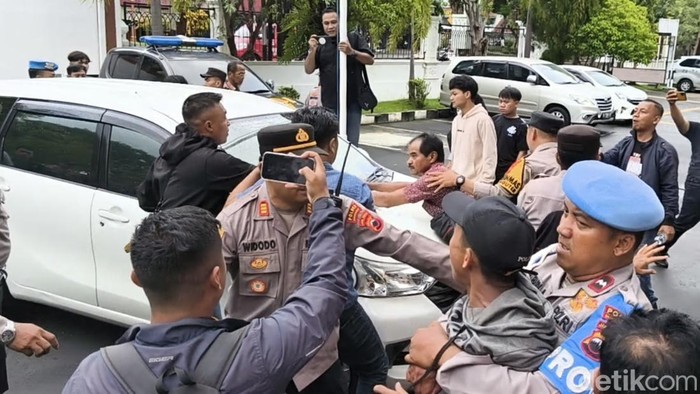 Ayah Serlina tak terima 2 terdakwa pembunuhan anaknya bebas, Selasa (10/12/2024).