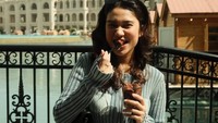 Menikmati buah strawberry yang dikucuri cokelat juga menjadi jajanan favoritnya. Momennya jajan dan menikmati makanan kaki lima dilakukan tak hanya di dalam negeri tetapi juga saat plesiran ke luar negeri. Foto: Instagram/aizahsalsha_ & Instagram@acadumpie
