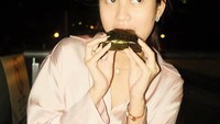 Zize yang lebih doyan ngemil tampaknya menyukai makanan manis. Terlihat dari unggahannya yang lebih sering membagikan momen menyantap kue yang legit. Foto: Instagram/aizahsalsha_ & Instagram@acadumpie