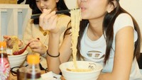 Menyambangi restoran ramen juga disenangi Azizah dan teman-temannya. Mie ramen yang lembut dengan kuah berkaldu diseruput selagi hangat. Foto: Instagram/aizahsalsha_ & Instagram@acadumpie