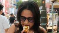 Pusat kuliner menjadi tujuan utama ketika ia melancong ke berbagai negara. Tak lupa Azizah akan menikmati kudapan kaki lima khas dari negara yang dikunjungi. Foto: Instagram/aizahsalsha_ & Instagram@acadumpie