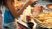 Menetap di Korea Selatan juga menyenangkan baginya. Menyambangi penjual oden kaki lima sepuasnya menjadi cara Azizah untuk menghibur diri menemani suaminya. Foto: Instagram/aizahsalsha_ & Instagram@acadumpie