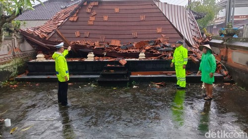 Bangunan bale gong di Pura Batan Ho Banjar Ulundesa, Desa Beraban, Kecamatan Kediri, Tabanan, roboh, Senin (9/12/2024). (Dok. BPBD Tabanan)