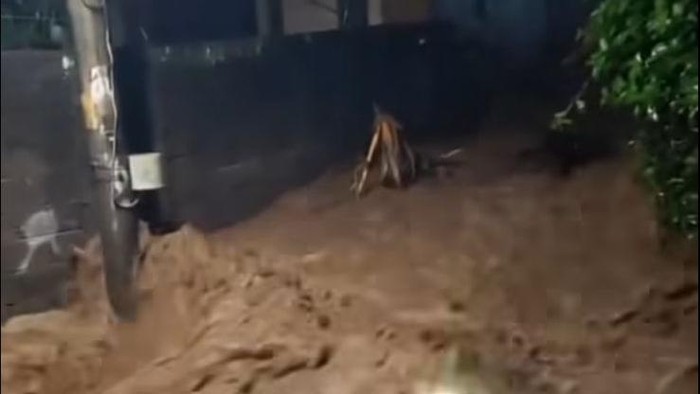 Banjir akibat tanggul jebol di Desa Ngrapah, Kecamatan Banyubiru, Kabupaten Semarang, Selasa (10/12/2024) malam.