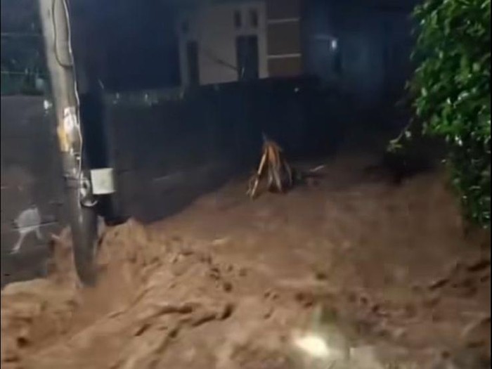Banjir akibat tanggul jebol di Desa Ngrapah, Kecamatan Banyubiru, Kabupaten Semarang, Selasa (10/12/2024) malam.