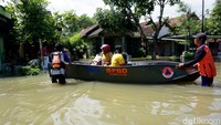 Sejumlah petugas BPBD  Jombang mengevakuasi warga yang rumahnya terendam banjir untuk dipindhakan ke tempat pengungsian.