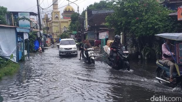 Banjir membuat jalanan di wilayah Kecamatan Tallo, Kota Makassar, terendam.