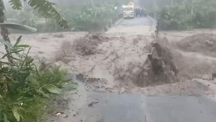 Tangkapan layar  video banjir sungai Merawu hingga memutus jembatan antar kecamatan di Desa Karangtengah Kecamatan Wanayasa Banjarnegara.