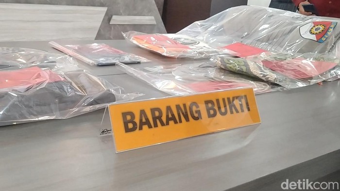 Barang bukti kasus pembunuhan bocah perempuan di Pemalang ditampilkan saat jumpa pers di Polres Pemalang, Selasa (10/12/2024).