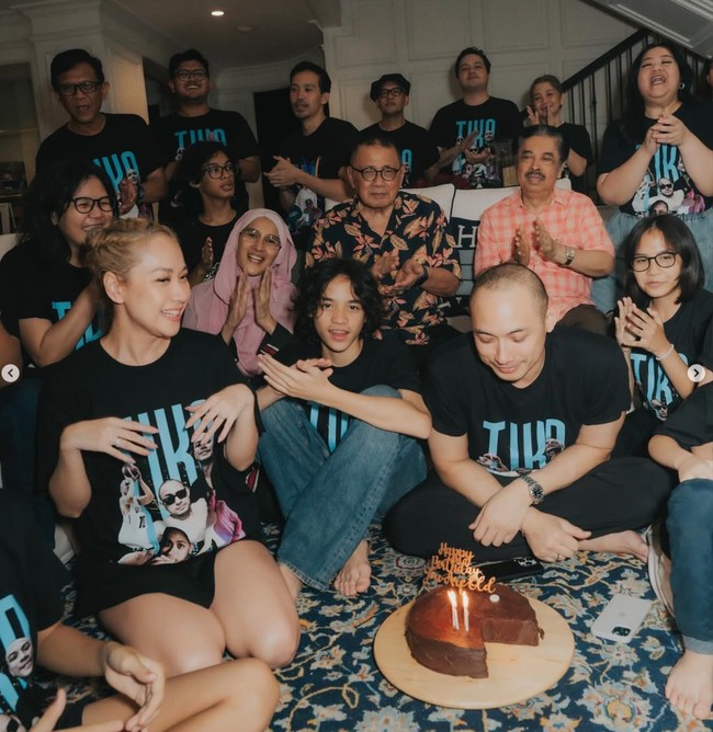 Para kerabat dekat dan anggota keluarga BCL dan Tiko rupanya juga turut hadir. Meski hanya di rumah namun perayaan ulang tahunnya itu tampak seru dengan para tamu yang hadir kompak mengenakan kaos yang sama. Foto: Instagram/@itsmebcl