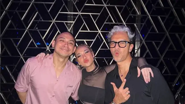 Didiet Maulana sebagai sahabat BCL dan Tiko juga terlihat hadir. Didiet tampak mengenakan kemeja hitam yang senada dengan BCL yang mengenakan pakaian menerawang yang juga berwarna hitam. Foto: Instagram/@didietmaulana