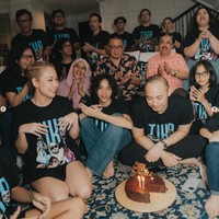Para kerabat dekat dan anggota keluarga BCL dan Tiko rupanya juga turut hadir. Meski hanya di rumah namun perayaan ulang tahunnya itu tampak seru dengan para tamu yang hadir kompak mengenakan kaos yang sama. Foto: Instagram/@itsmebcl