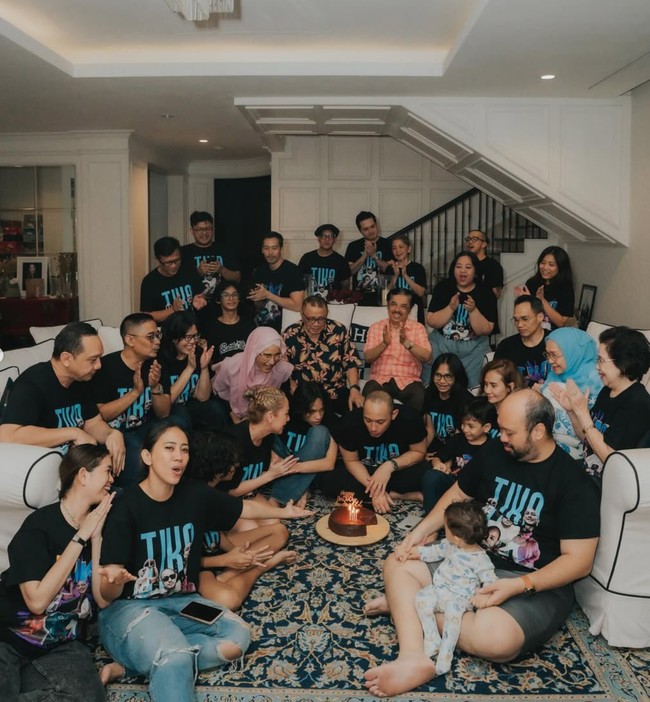 BCL bersama para tamu yang hadir kompak mengenakan kaos spesial bergambar foto Tiko. Dari foto yang dibagikan terlihat cukup banyak kerabat yang hadir di acara ulang tahun Tiko. Foto: Instagram/@itsmebcl