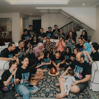 BCL bersama para tamu yang hadir kompak mengenakan kaos spesial bergambar foto Tiko. Dari foto yang dibagikan terlihat cukup banyak kerabat yang hadir di acara ulang tahun Tiko. Foto: Instagram/@itsmebcl