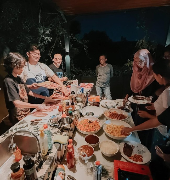Noah pun tampak sigap membantu menyiapkan daging steak yang sudah disediakan untuk dinikmati bersama-sama. Foto: Instagram/@itsmebcl
