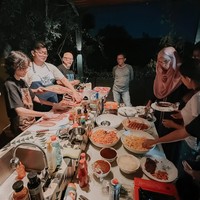 Noah pun tampak sigap membantu menyiapkan daging steak yang sudah disediakan untuk dinikmati bersama-sama. Foto: Instagram/@itsmebcl