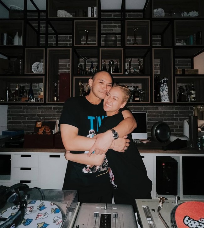 Tak lupa keduanya juga memamerkan kemesraan mereka. Dalam foto terlihat BCL dan Tiko yang saling berpelukan erat. Foto: Instagram/@itsmebcl