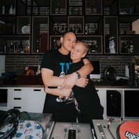 Tak lupa keduanya juga memamerkan kemesraan mereka. Dalam foto terlihat BCL dan Tiko yang saling berpelukan erat. Foto: Instagram/@itsmebcl