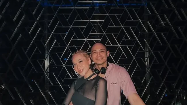 BCL dan Tiko juga terlihat kembali menggelar perayaan ulang tahun bersama para sahabat ddekatnya. Di acara tersebut Tiko hadir sekaligus menjadi DJ. Mengenakan kemeja berwarna merah muda, Tiko kembali pamer kemesraan dengan BCL. Foto: Instagram/@tikoaryawardhana
